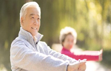 推進(jìn)醫(yī)養(yǎng)結(jié)合，加快老齡事業(yè)和產(chǎn)業(yè)發(fā)展