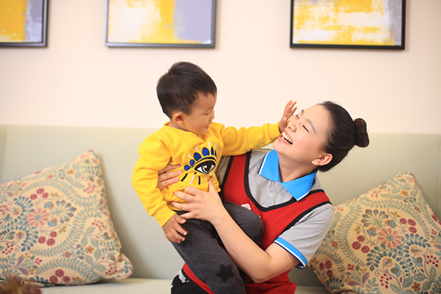 家庭早教師需要什么條件？早教師與幼兒園老師哪個(gè)職業(yè)好？