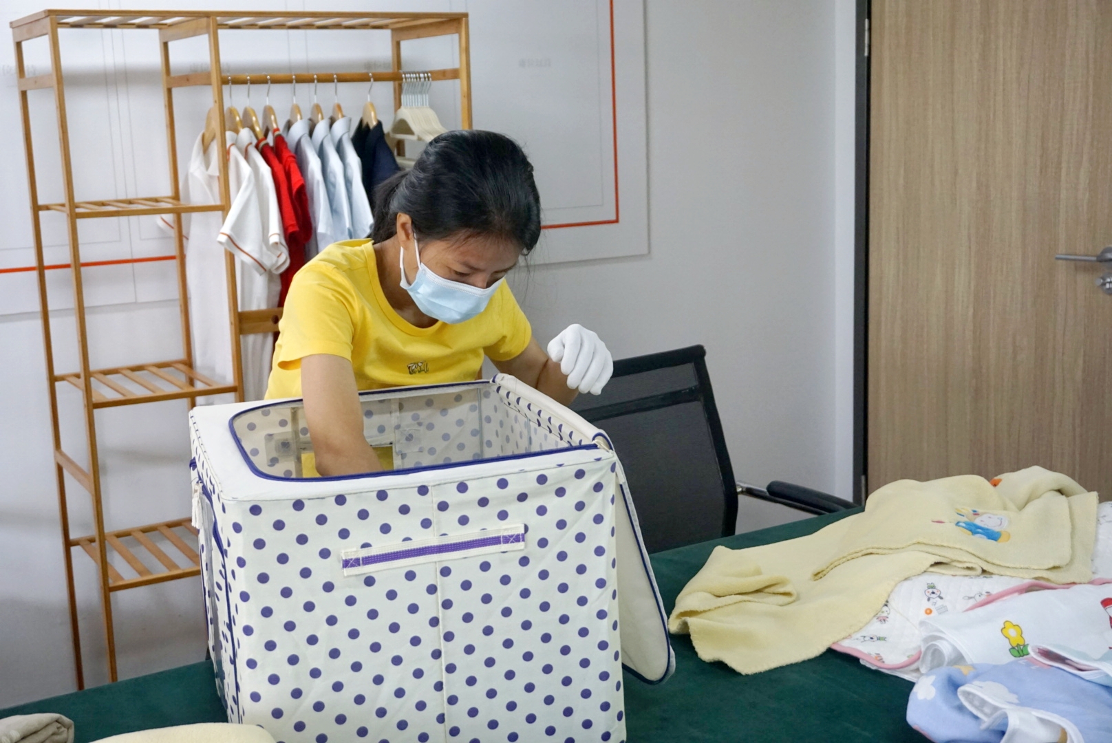 家里衣服多很亂？家政服務(wù)員告訴你收納神器，這樣做多少衣服都能裝下！