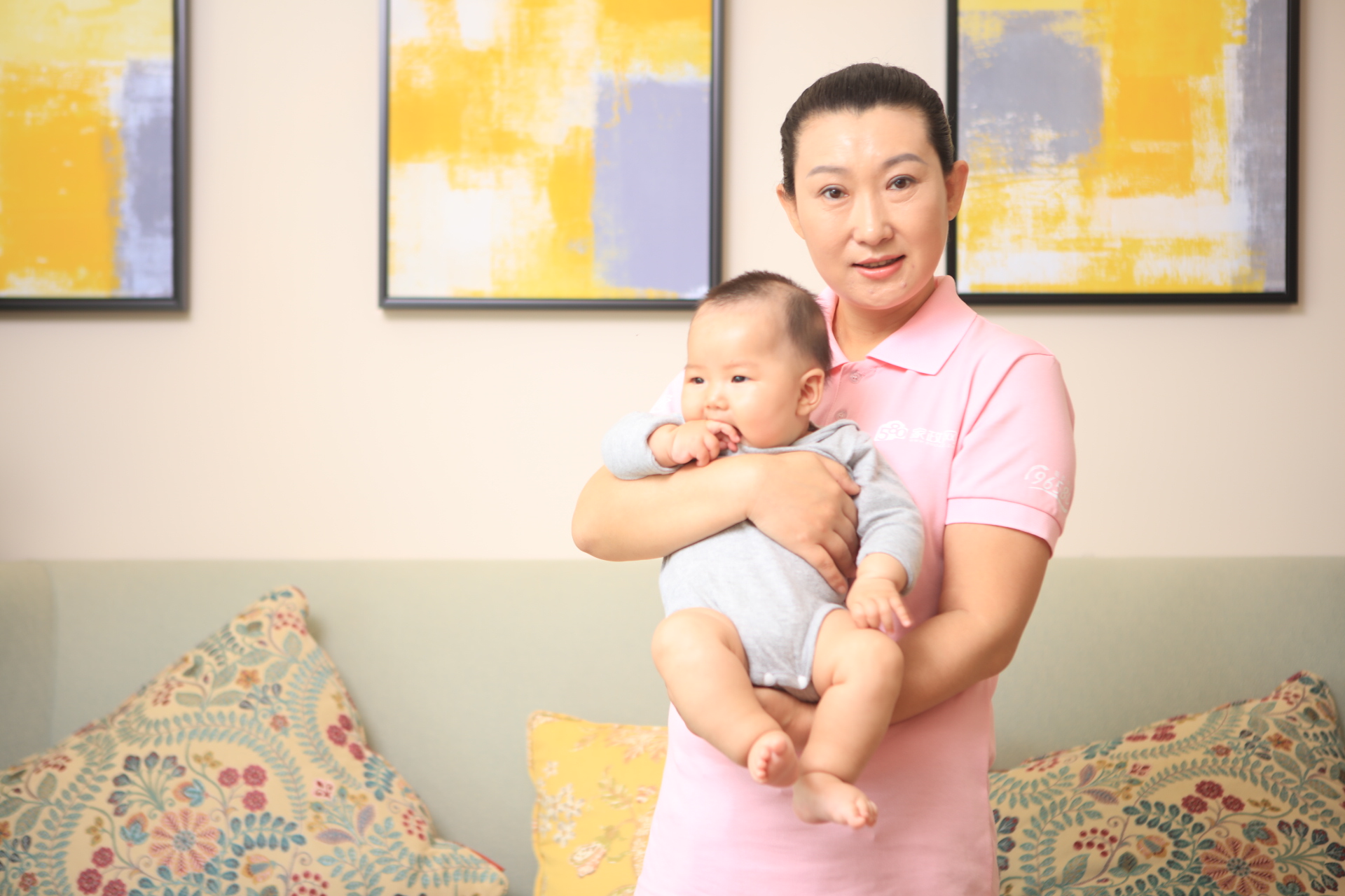找專業(yè)“保姆月嫂”比找對象難？社區(qū)邦家政回應(yīng)