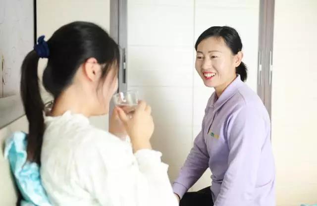 月嫂上戶時如何與雇主家人友好溝通？聽聽金牌月嫂怎么說！