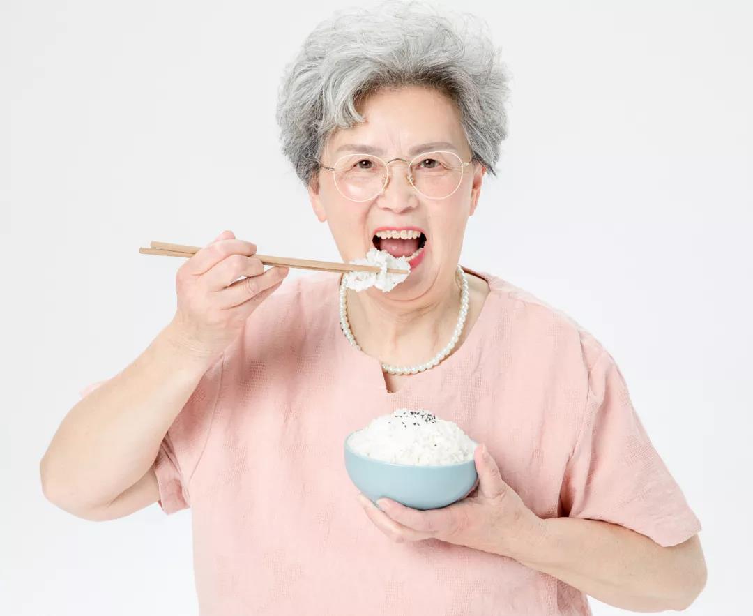 養(yǎng)老護(hù)理員照顧老人要注意什么？社區(qū)邦提醒這4個(gè)誤區(qū)要避免！