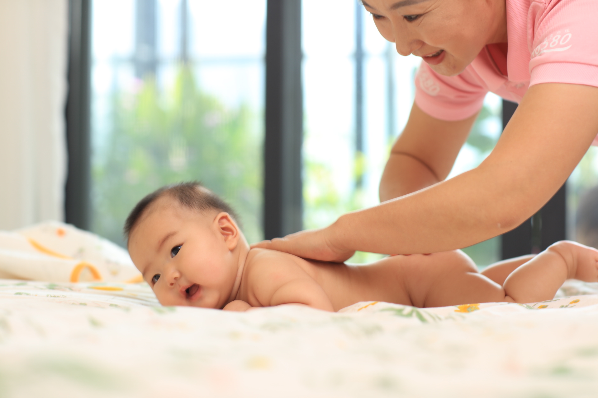 如何讓寶寶睡得香長(zhǎng)得高？金牌月嫂教你嬰兒撫觸技巧