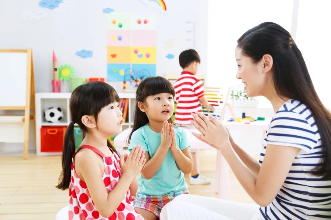 如何讓寶寶愛(ài)上讀繪本？聽(tīng)聽(tīng)早教育嬰師怎么說(shuō)！