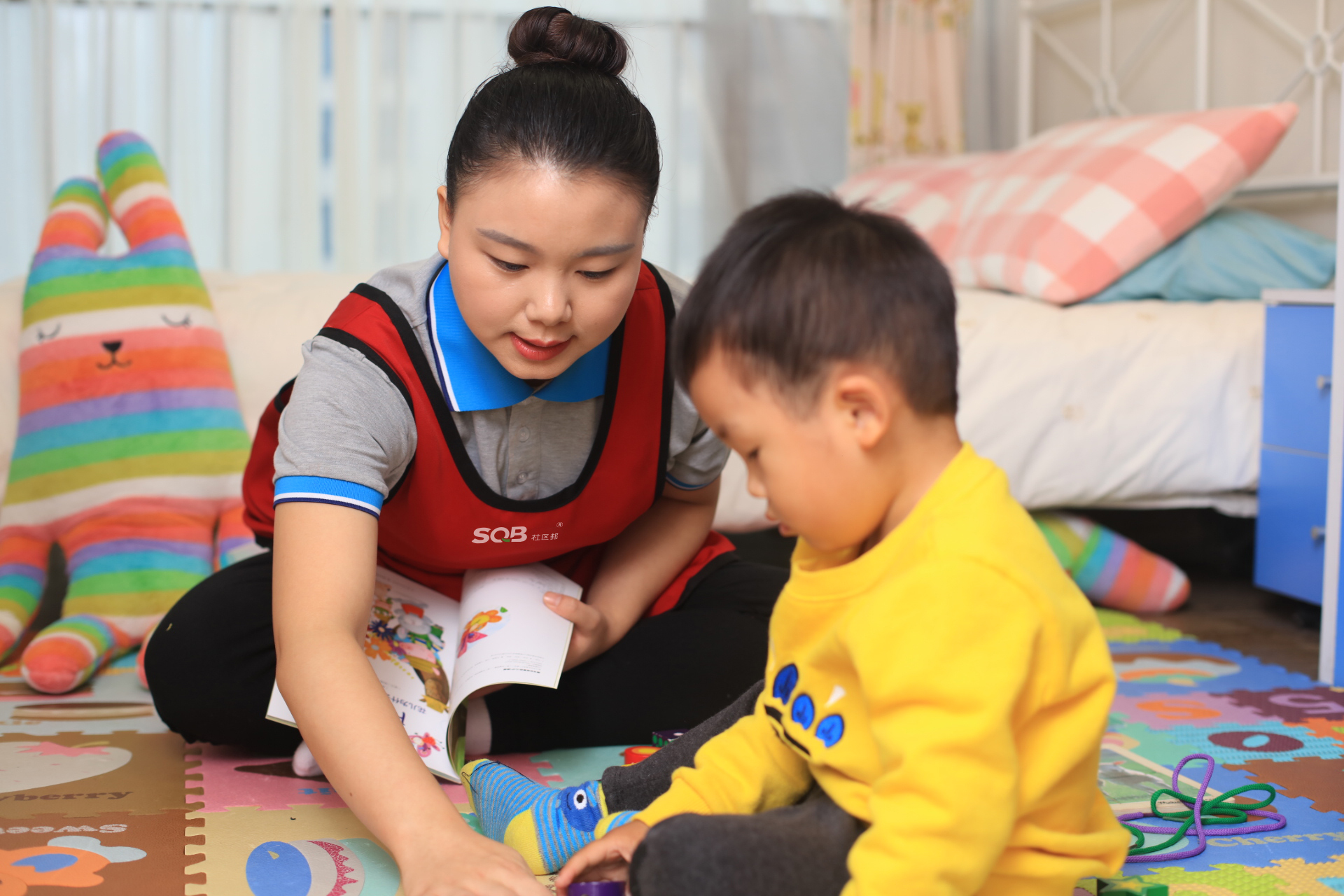 在深圳找家政服務(wù)公司，請(qǐng)帶小孩育嬰師多少錢一個(gè)月？