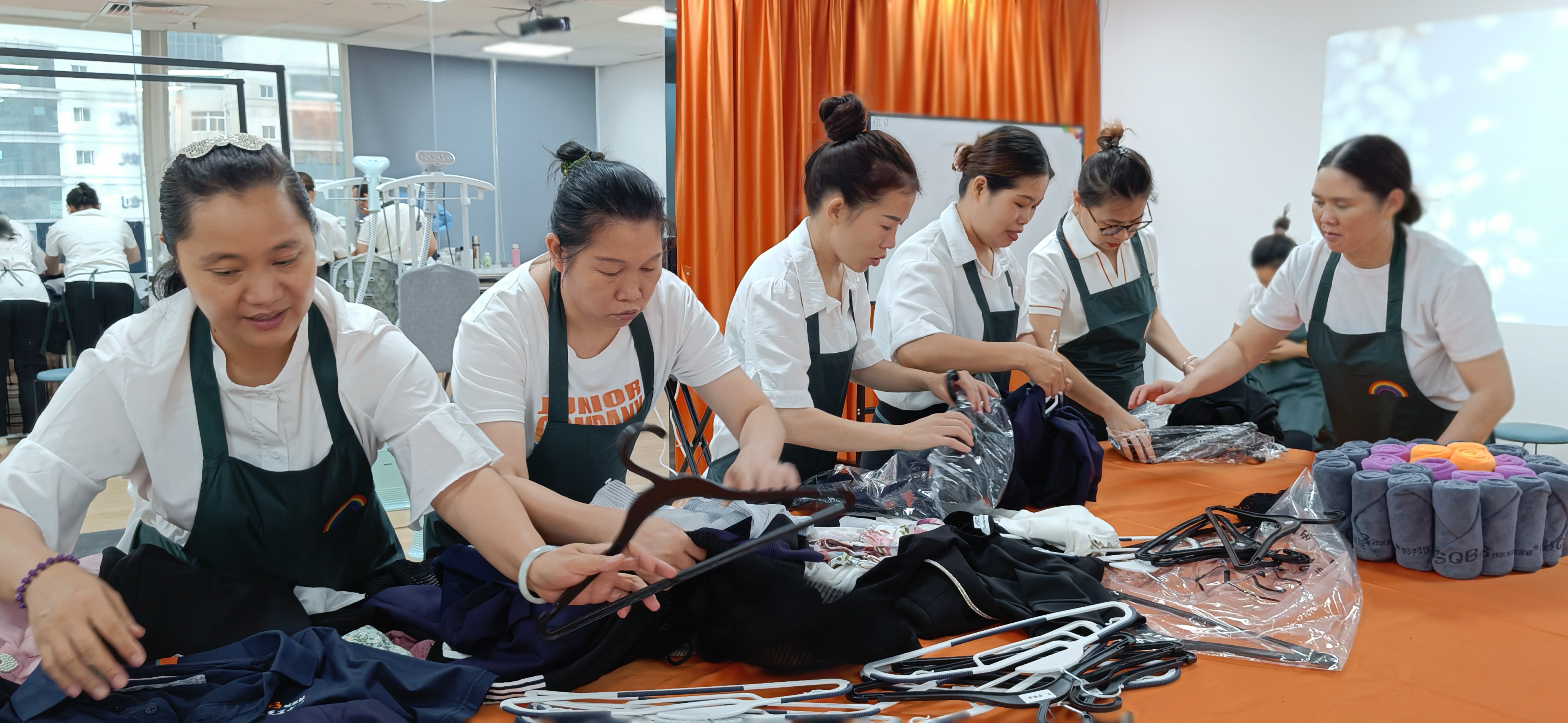 用平民級(jí)價(jià)格享受高端家政服務(wù)，盡在社區(qū)邦星級(jí)保姆！
